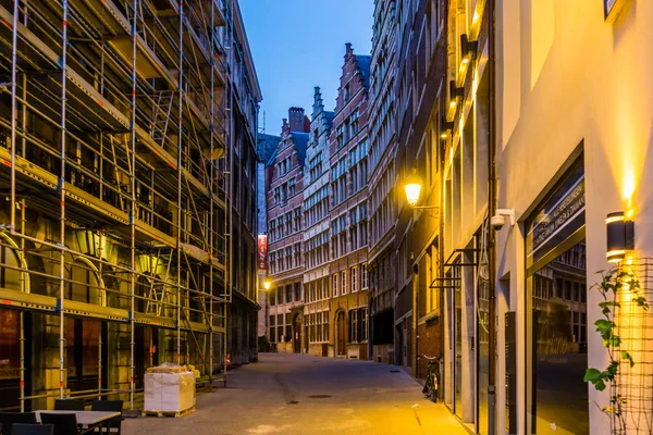 Carretera de un callejón iluminado en la ciudad antwerp por la noche, arquitectura belga y paisajes callejeros, Amberes, Bélgica, 23 de abril de 2019 — Foto de Stock