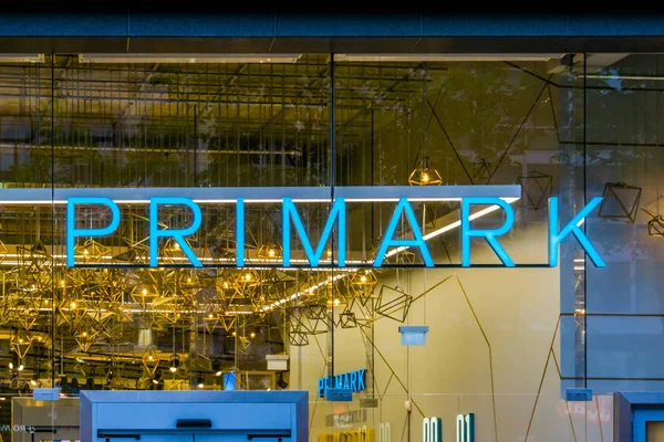 alışveriş penceresinde ışıklı primark neon işareti, antwerp primark mağazanın dış, antwerpen, Belçika, Nisan 23, 2019
