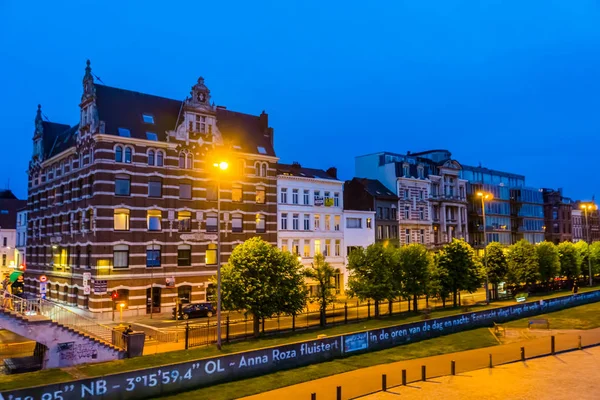 Calle vista del muelle flamenco en antwerp city, entrepot du congo building with other buildings, Antwerpen, belgium, 23 de abril de 2019 —  Fotos de Stock