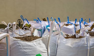 Beyaz büyük çanta çömlekçilik toprak, bahçecilik ve tarım endüstrisi, lojistik arka plan ile dolu