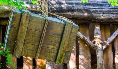 Bir halat, ortaçağ kaldırma yöntemleri, nakliye ve liman arka plan asılı eski yıpranmış ahşap kutu