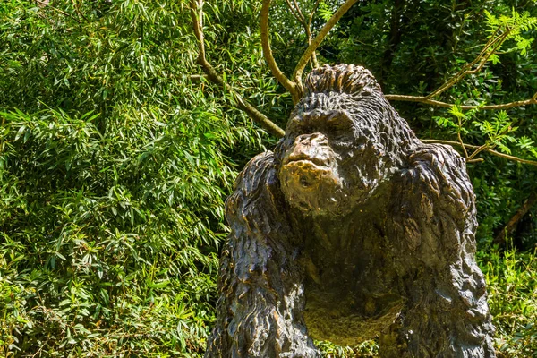 Obrovská gorilská socha v tropické zahradě, dekorativní zvířecí sochy — Stock fotografie