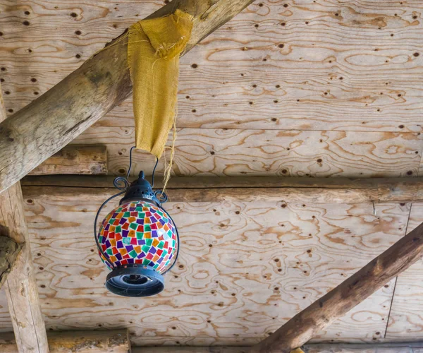 Vintage lantaarn met veelkleurige glas, mooie retro decoratie, sier lichten — Stockfoto