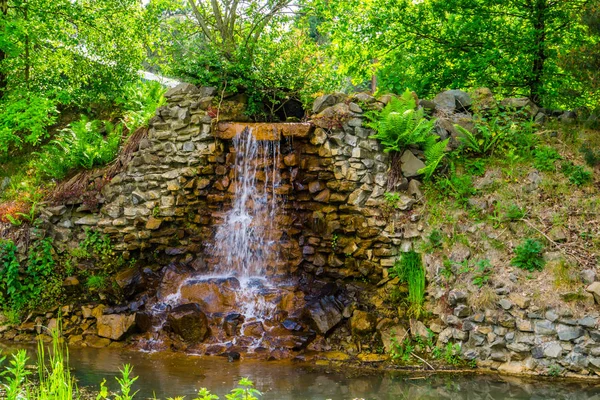 Красивый потоковый водопад с рекой, тропический сад архитектуры, природный фон — стоковое фото