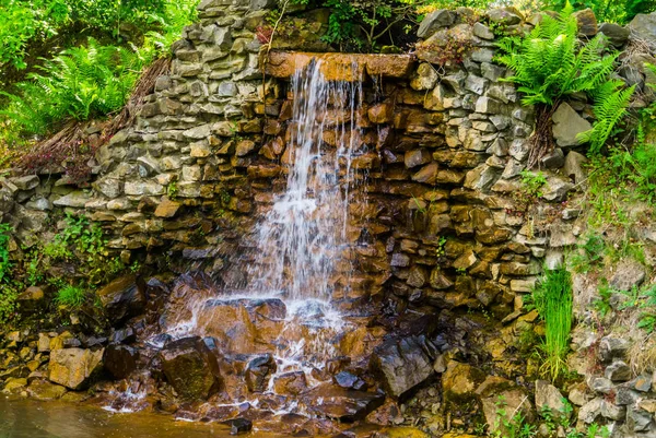 Крупный план водопада, красивая садовая архитектура, Природный фон — стоковое фото
