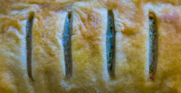 Macro gros plan d'une pâte feuilletée française remplie d'épinards, d'aliments traditionnels — Photo