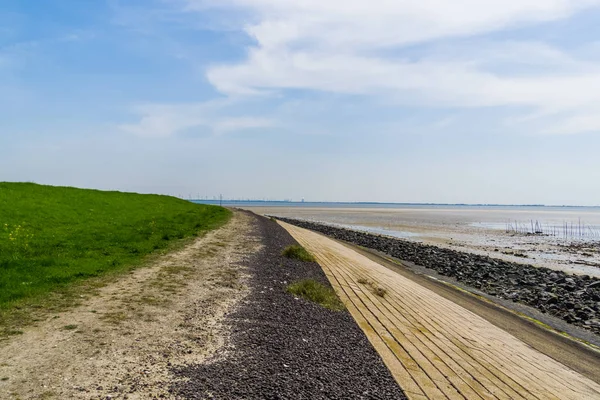 Tholen, Bergse diepsluis, Oosterschelde, Zeeland, Hollanda plajında yürüyüş yolu ile dolgu — Stok fotoğraf