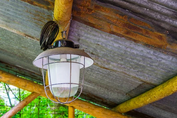 Nieuwe moderne Vintage uitziende lantaarn opknoping op het plafond, buitenverlichting — Stockfoto