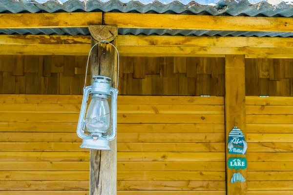 Vintage mijnwerker lantaarn opknoping op een strandhut, nostalgische verlichting — Stockfoto