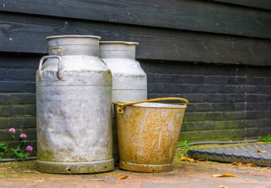 Tarım arka plan, Vintage Çiftlik Ekipmanları, metal süt kutuları ve eski paslı kova
