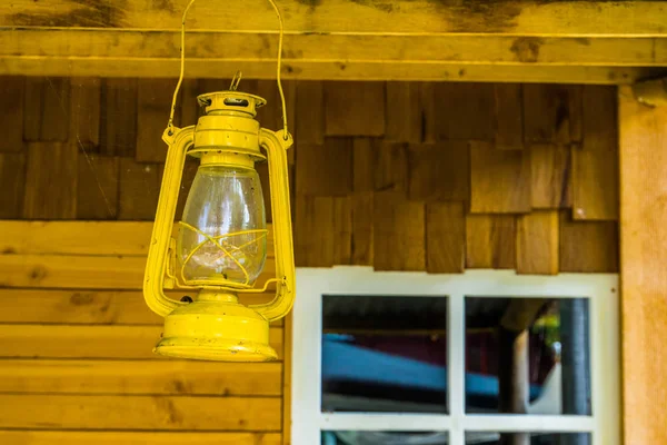 Gele lantaarn opknoping op het dak van een huisje, basiskamp verlichting — Stockfoto