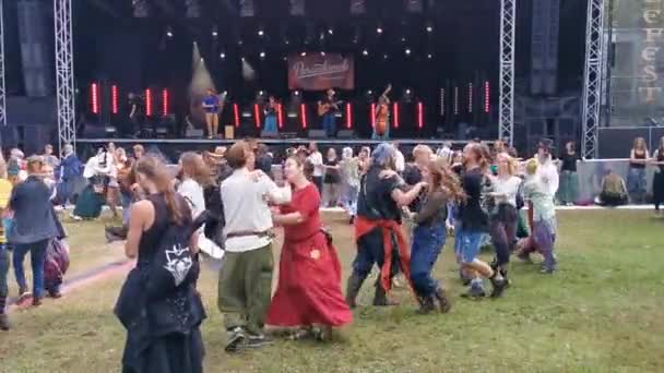 Människor Som Dansar Till Balfolk Skogsscenen Castlefest Festival Augusti 2019 — Stockvideo