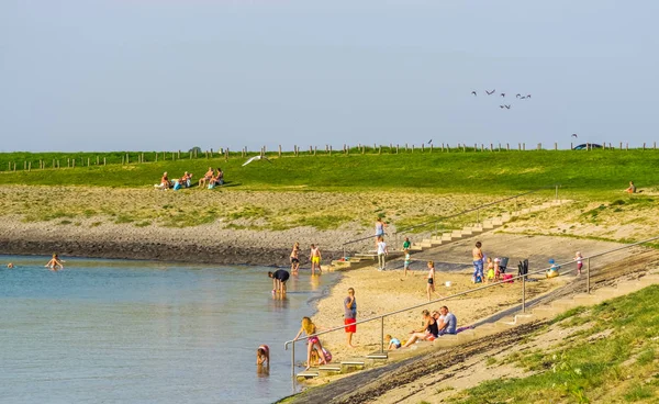 Visiteurs de bergse diepsluis pendant la saison estivale, plage populaire à Tholen, Oesterdam, Pays-Bas, 22 avril, 2019 — Photo