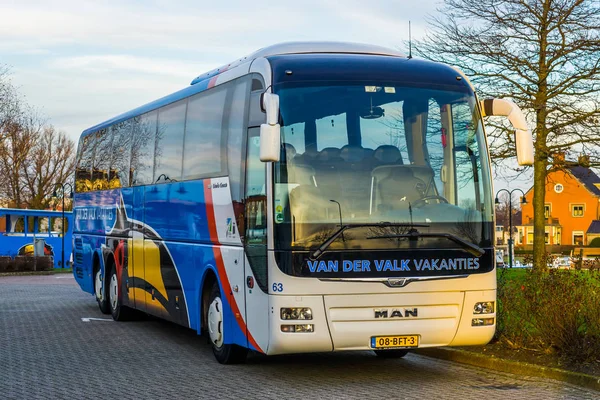 Van der valk autobús turístico desde la parte delantera y lateral, agencia de viajes holandés popular, autobús de vacaciones, alphen aan den rijn, 12 febrero, 2019, los Países Bajos — Foto de Stock