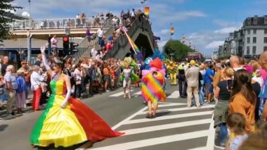 güzel drag queen yürüyüş ve renkli bir elbise içinde sallayarak, Lgbt gurur geçit antwerp, 6 Ağustos, 2019, Antwerpen, Belçika