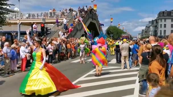 Vacker Drag Drottning Walking Och Vinka Färgglad Klänning Hbt Pride — Stockvideo