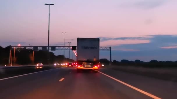 Adelantar Camión Carretera Conducción Coches Atardecer Carreteras Europa Países Bajos — Vídeos de Stock
