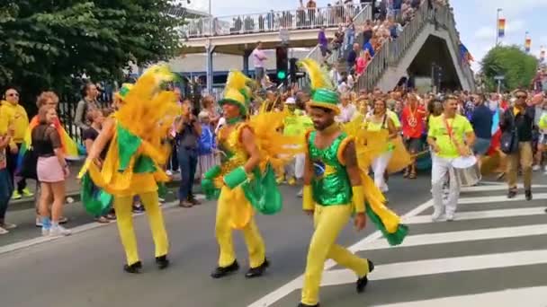 ドラムに踊るブラジル人男性ダンサー Lgbtパレードアントワープ アントワーペン ベルギー 2019年8月10日 — ストック動画