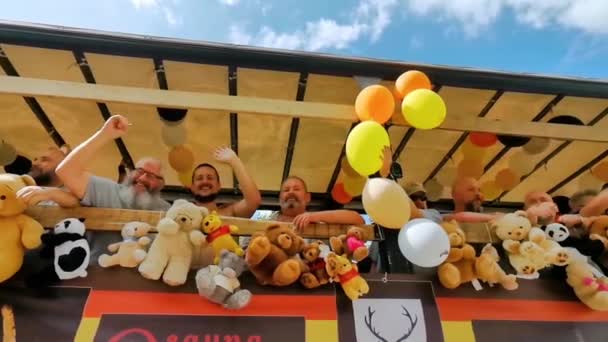 Medvědí Stranická Nákladní Auta Během Lgbt Pride Přehlídce Antverpy Srpna — Stock video