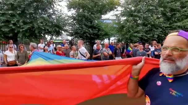 Människor Som Innehar Stor Regnbåge Flagga Homosexuella Aktivister Walking Hbt — Stockvideo