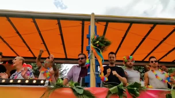 Lgbtプライドパレードアントワープ パーティートレーラーで人々をパーティー 2019年8月10日 アントワーペン ベルギー — ストック動画