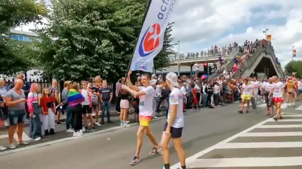 Man Walking Viftar Med Aktiv Företagsflagga Aktivism För Lgbt Sporten — Stockvideo