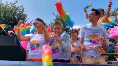Gökkuşağı tüy duster kıyafetler ile Parti kamyon, Gay gurur geçit antwerp, 10 Ağustos, 2019, Antwerpen, Belçika