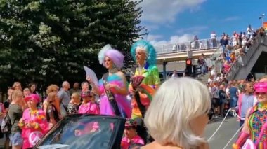 fanlar sallayarak ve bir araba ile sürüş ile komik ve güzel drag queens, Lgbt gurur geçit antwerp, 10 Ağustos, 2019, Antwerpen, Belçika
