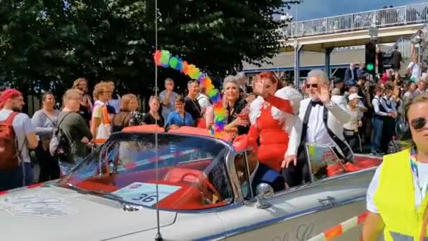 Gamla Timer Bil Med Senior Man Kvinna Och Drag Queen — Stockvideo