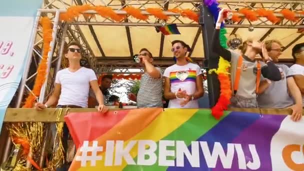 Przyczepa Lgbt Przechodzącej Przez Imprezowanie Ludzi Podczas Parady Gejów Dumy — Wideo stockowe