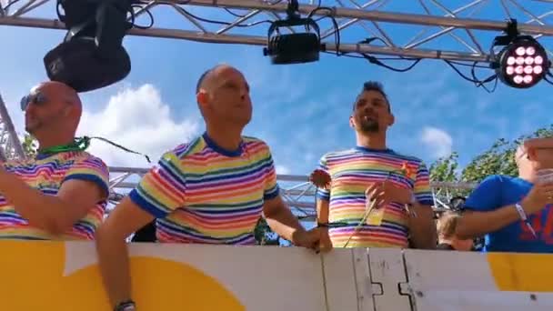 Gay Mannen Regenboog Shirts Afscheid Een Aanhangwagen Lgbt Pride Parade — Stockvideo