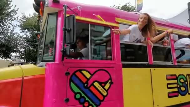 Esprit Party Bus Langskomen Tijdens Gay Antwerp Pride Parade Augustus — Stockvideo