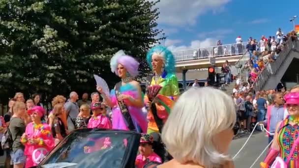 Roliga Och Vackra Drag Drottningar Med Fans Vinka Och Köra — Stockvideo