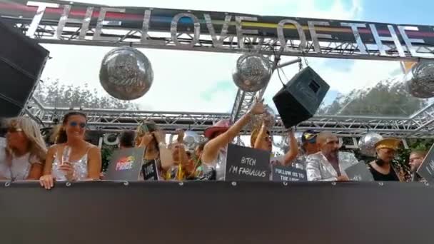 Disco Party Przyczepy Ludźmi Imprezowania Podczas Parada Dumy Lgbt Antwerpia — Wideo stockowe