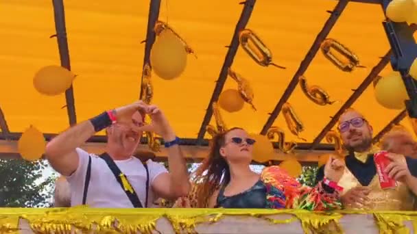 Personas Festejando Tráiler Fiesta Conduciendo Durante Desfile Del Orgullo Lgbt — Vídeo de stock