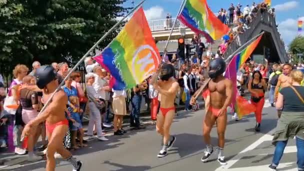 Tres Hombres Musculosos Caminando Con Banderas Arco Iris Durante Desfile — Vídeo de stock
