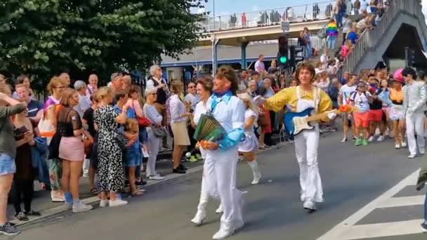 Abba Imitationsband Läuft Vorbei Und Winkt Während Der Gay Pride — Stockvideo