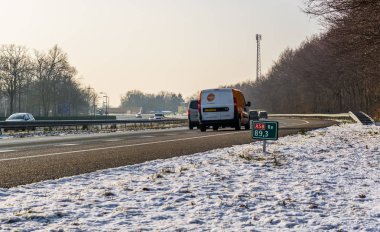 Kış sezonunda A58 otoyolu nun yanından geçen otomobiller, Roosendaal, Hollanda, 23 Ocak 2019