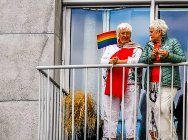 balkonda bir Lgbt gökkuşağı bayrağı tutan iki üst düzey kadın, gay gurur antwerp, 10 Ağustos, 2019, Antwerpen, Belçika