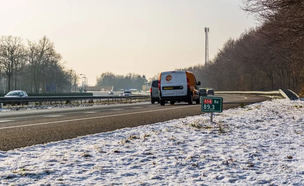 Kış sezonunda A58 otoyolu nun yanından geçen otomobiller, Roosendaal, Hollanda, 23 Ocak 2019