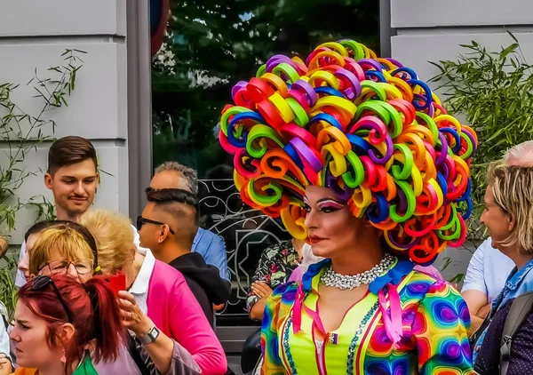 Close-up de uma linda drag queen em um vestido colorido e peruca arco-íris, diversidade de gênero, antwerp LGBT orgulho desfile, 10 Agosto, 2019, Antuérpia, Bélgica — Fotografia de Stock