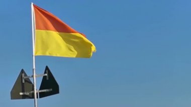 sarı sallanan bayraklı kırmızı bir yakın çekim, Domburg sahilinde denetimli banyo alanı, Hollanda