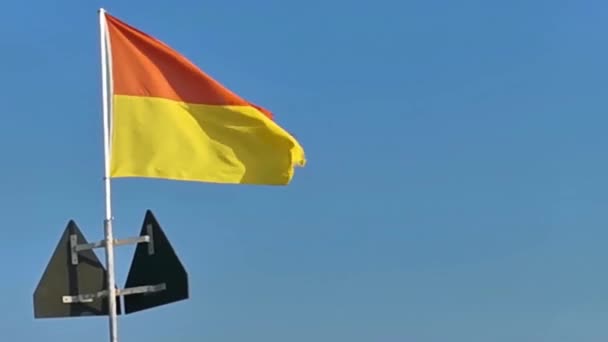 Close Van Een Rood Met Gele Zwaaiende Vlag Bewaakte Badzone — Stockvideo