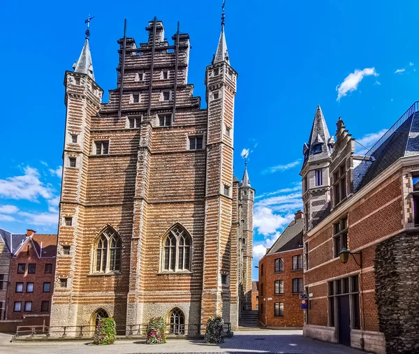 Antigo edifício histórico perto do centro da cidade de antwerp, bela arquitetura da cidade belga — Fotografia de Stock