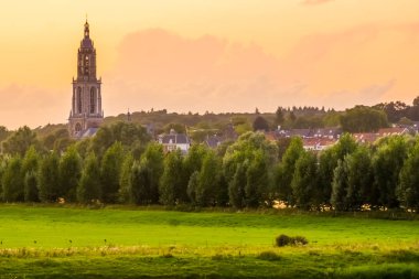 Gün batımında kilise kulesi ile Rhenen şehrinin görünümü, Hollanda'da Güzel Rustik şehir