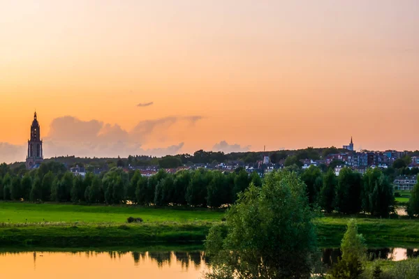 Vista de la ciudad de Rhenen durante la puesta del sol, hermosa ciudad rústica en los Países Bajos — Foto de Stock