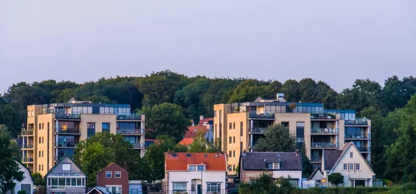 Cabañas y complejos de apartamentos en Rhenen, Arquitectura de la ciudad, Hermosa ciudad en los Países Bajos — Foto de Stock