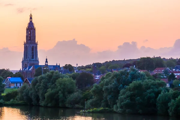 Рейнен город с церковной башней во время заката, сельский город с водой, Нижние земли — стоковое фото
