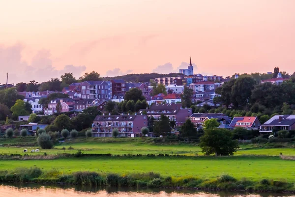 Edificios de la ciudad en el agua, Rhenen una ciudad rústica en los Países Bajos — Foto de Stock