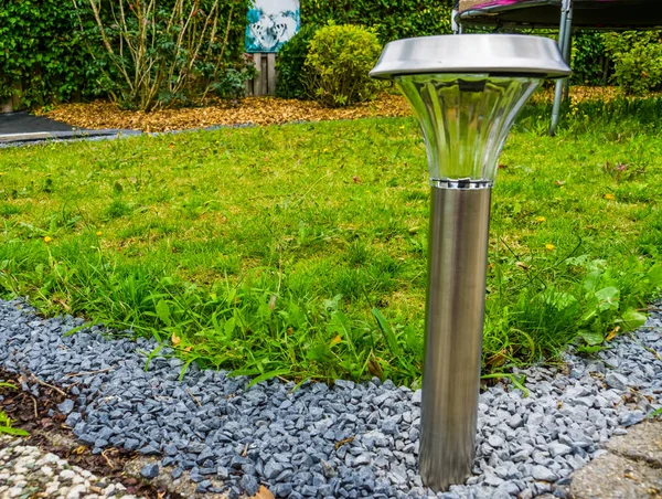 Moderna linterna de jardín alimentado por energía solar, iluminación decorativa para el patio trasero — Foto de Stock